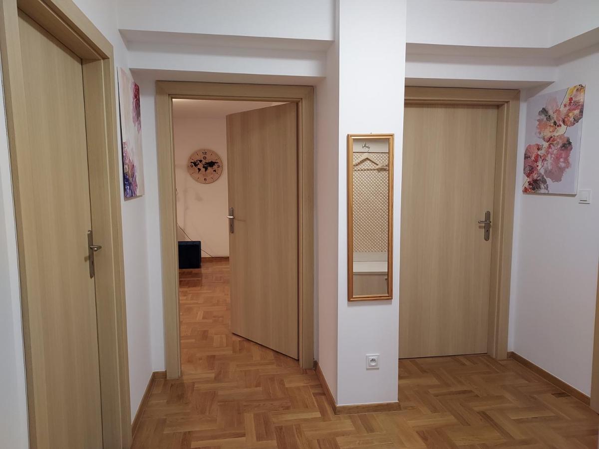 Apart- Salon Z Aneksem Kuchenym, 2 Sypialnie, Lazienka *