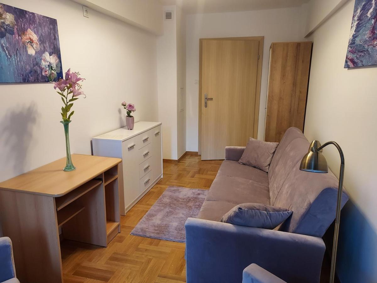 Apart- Salon Z Aneksem Kuchenym, 2 Sypialnie, Lazienka *
