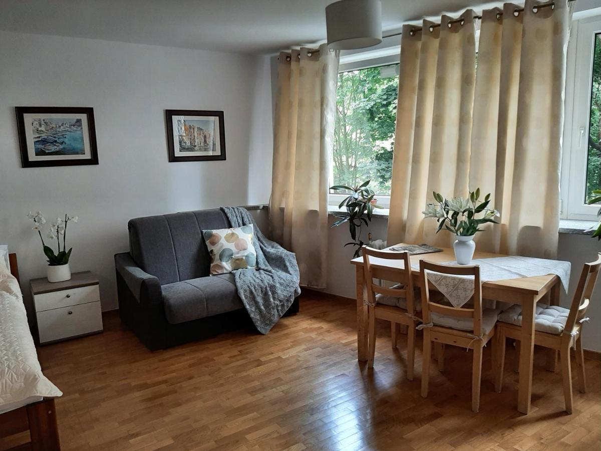 Hostel Apart- Salon Z Aneksem Kuchenym, 2 Sypialnie, Lazienka *